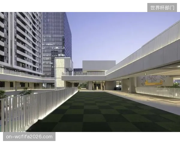 浦东新东里都市运动中心通过场景化设计，将桥下空间升级为满足全年龄段需求的“社区型家庭运动综合体